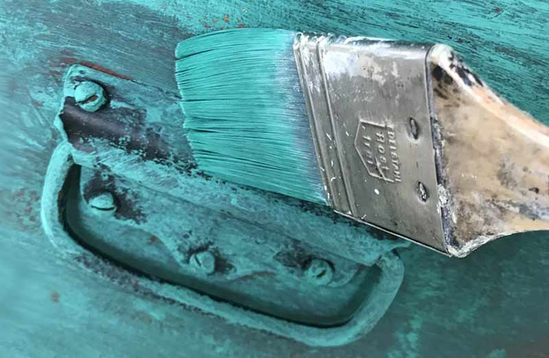 Comment peindre un meuble verni