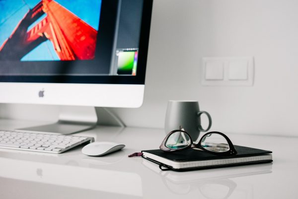 Zoom sur un bureau avec ordinateur