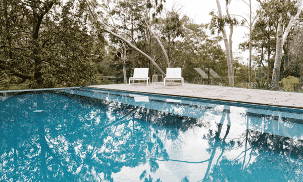 piscine de jardin et transats