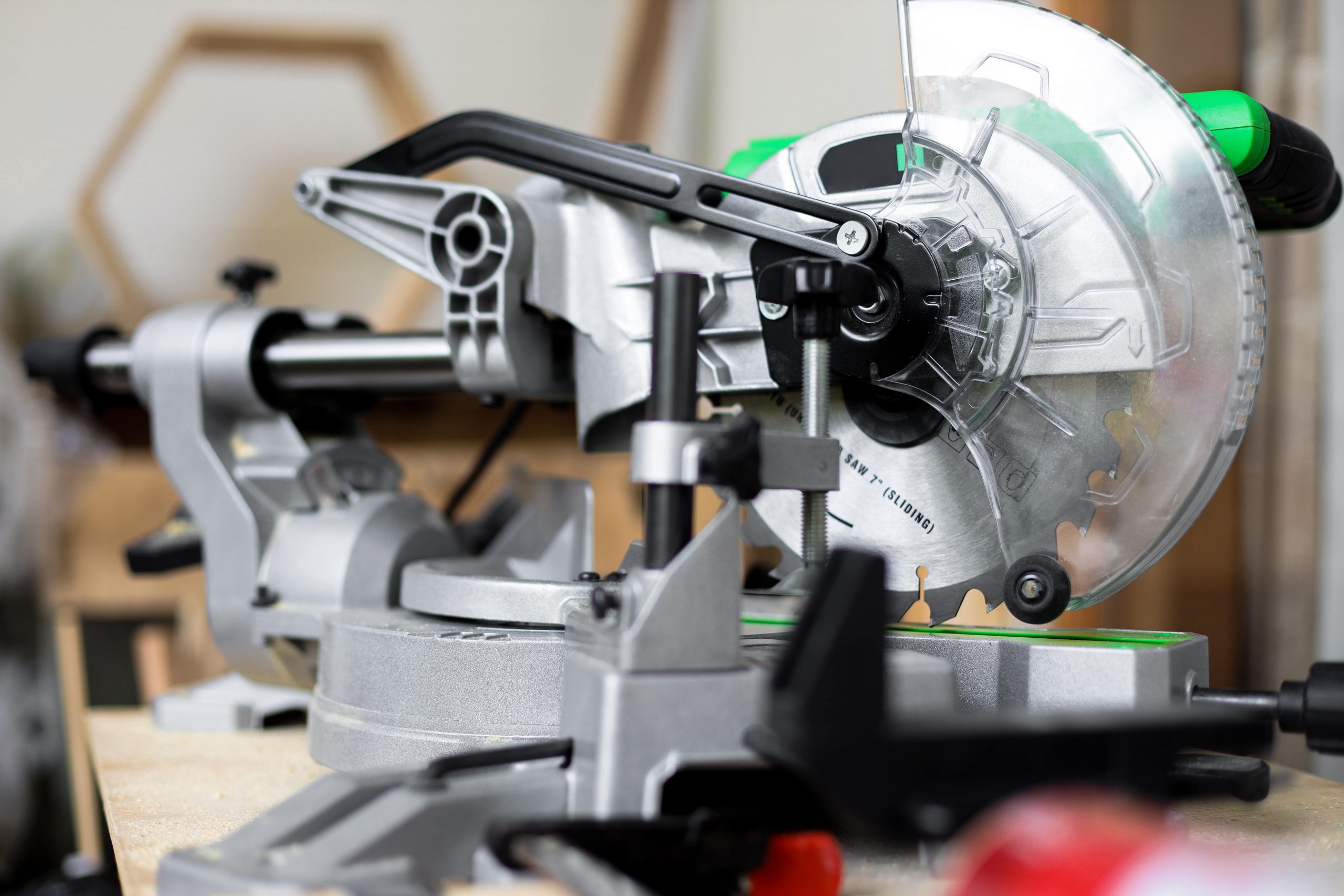 meilleure scie à onglet électrique pour amateur et professionnel