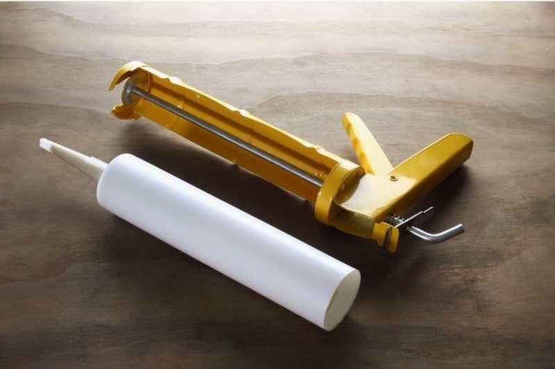 comment mettre un tube de silicone dans un pistolet