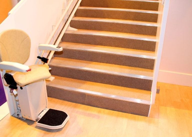 Chaise monte-escalier électrique 2026 : prix, modèles et aides