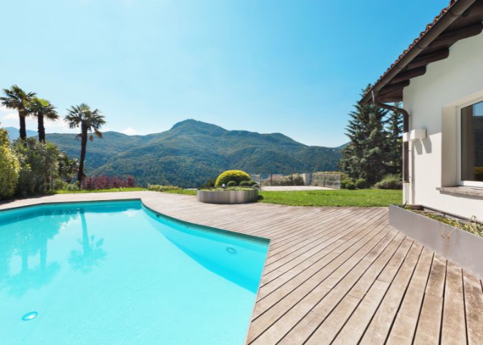 piscine avec terrasse en bois