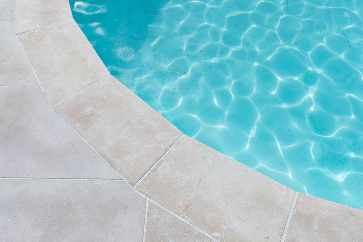 revêtement autour de la piscine