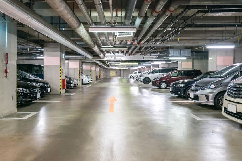 parking sous terrain éclairé