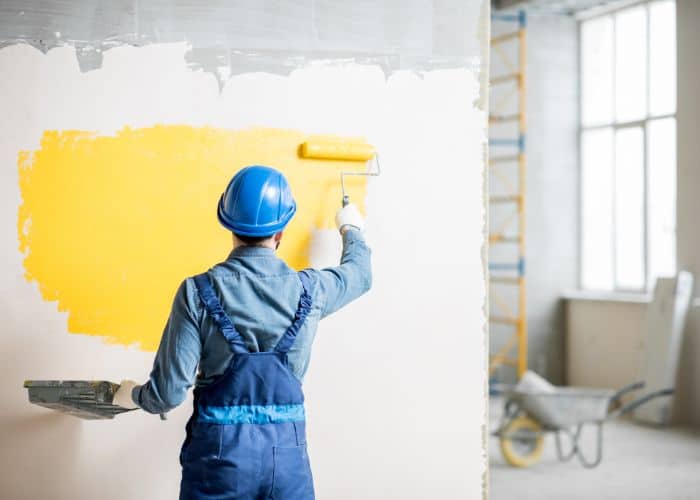 peintre professionnel repeint le mur en jaune