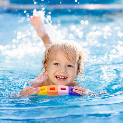 enfant s'amuse dans la piscine