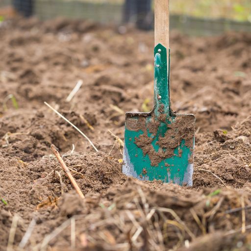 outil retourne la terre
