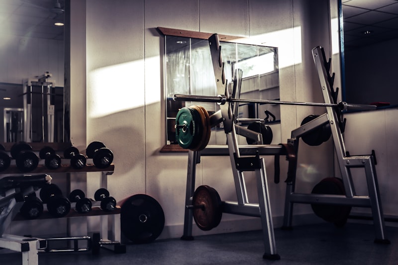 Garage aménagé en salle de sport avec revêtement de sol adapté