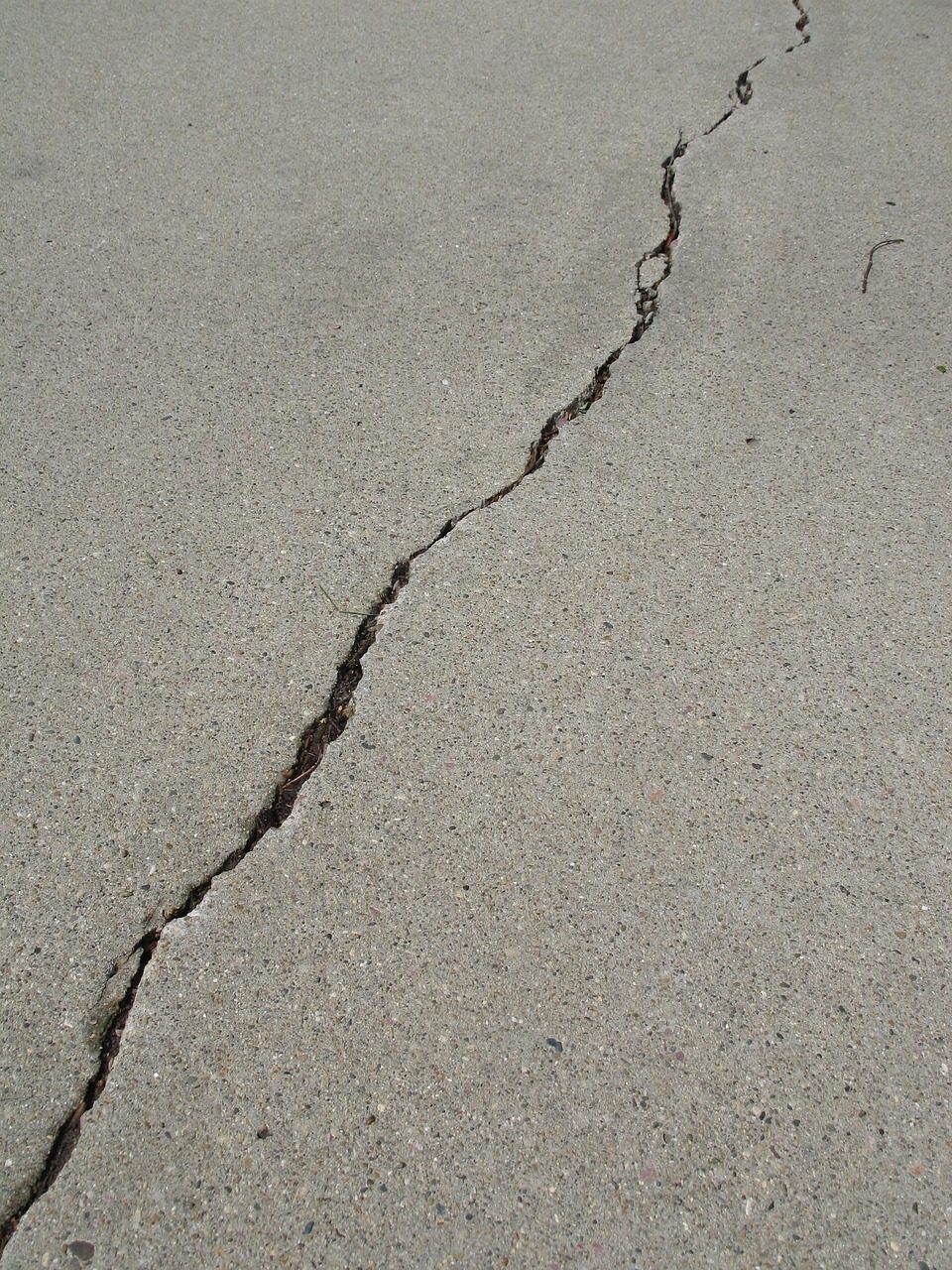 Fissure verticale sur dalle béton — surveillance d'une déformation de structure