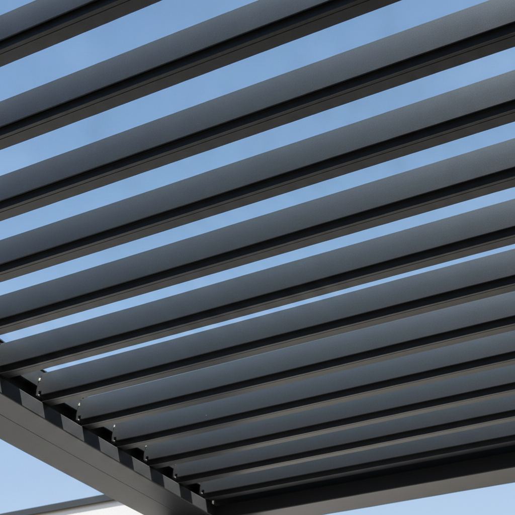 lames orientables d'une pergola bioclimatique partiellement ouvertes