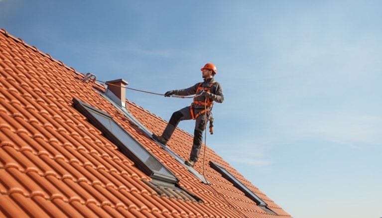 Longe de maintien au travail : bien la régler pour travailler en sécurité sur poteau et toiture
