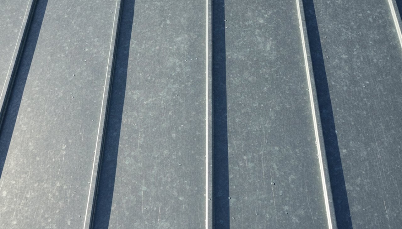 Détail des joints debout d'une couverture en zinc naturel