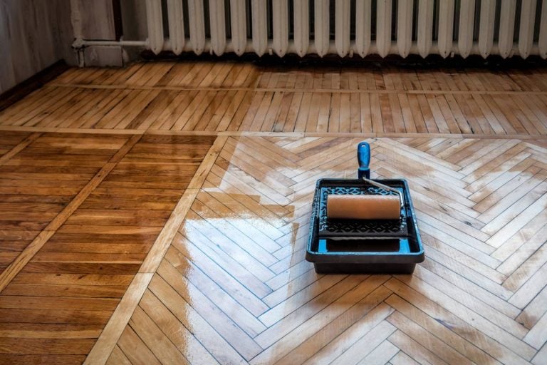 Parquet terne ou rayé ? La cire redonne éclat et protection