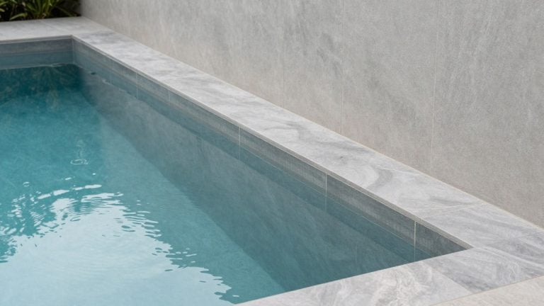 Mini piscine 5×2 prix : coque, béton et kit en 2026