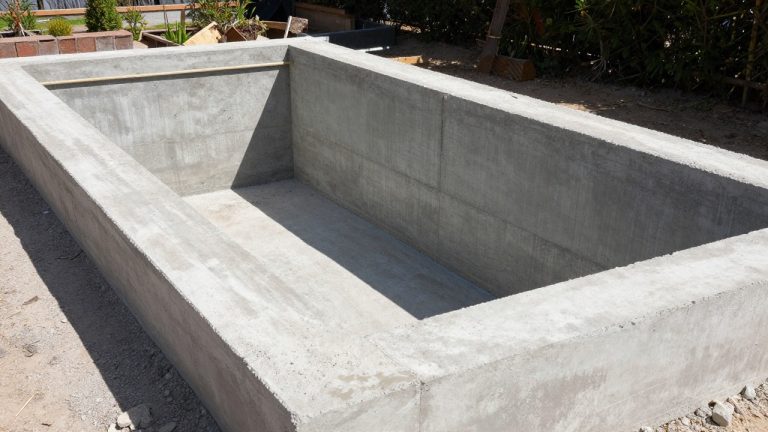 Mini piscine béton 10m2 : prix 2026 poste par poste