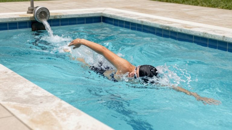Prix mini piscine nage contre-courant : budget 2026