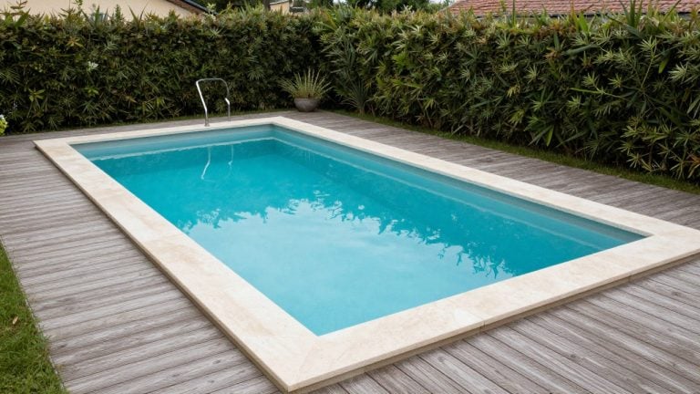 Prix mini piscine 2026 : coque, béton, kit et tout compris