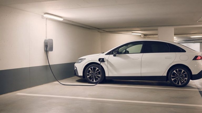 Borne de recharge en copropriété : les règles à connaître avant les travaux