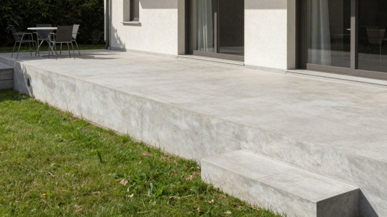 Terrasse surélevée en béton : prix, permis et étapes 2026