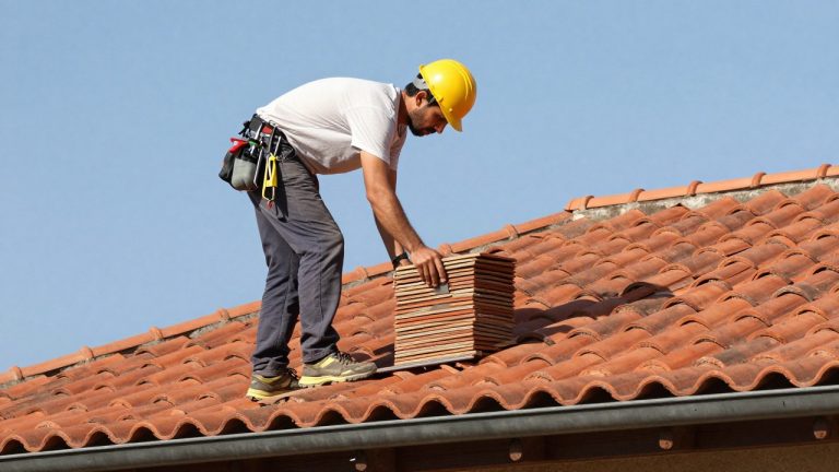Prix des tuiles au m² en 2026 : terre cuite, béton, ardoise et pose