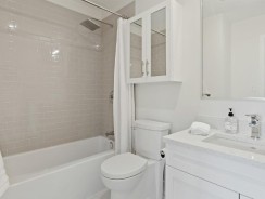 Rénover une salle de bain en optant pour un rangement malin et design à la fois
