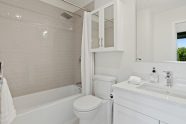Rénover une salle de bain en optant pour un rangement malin et design à la fois