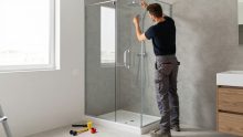 Artisan salle de bain autour de moi : trouver, vérifier et comparer les devis (2026)