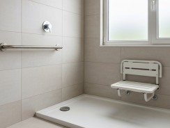 Douche italienne PMR : normes handicap, dimensions et prix 2026