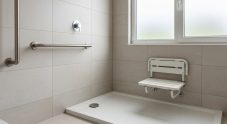 Douche italienne PMR : normes handicap, dimensions et prix 2026