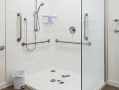 Douche senior PMR : prix d&rsquo;installation 2026 et aides MaPrimeAdapt&rsquo;