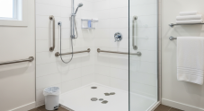 Douche senior PMR : prix d&rsquo;installation 2026 et aides MaPrimeAdapt&rsquo;