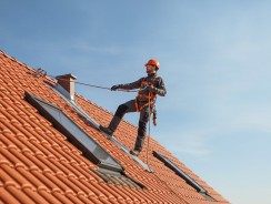 Longe de maintien au travail : bien la régler pour travailler en sécurité sur poteau et toiture