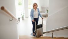 Plateforme monte-escalier debout : prix, modèles et aides 2026