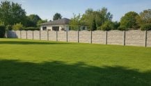 Prix d&rsquo;une clôture en plaques de béton 2026 : tarif au ml et au m²