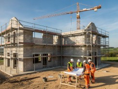 Prix construction maison au m2 en 2026 : tarifs détaillés et devis