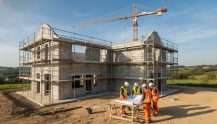 Prix construction maison au m2 en 2026 : tarifs détaillés et devis