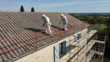 Prix du désamiantage au m² en 2026 : toiture, sol, flocage