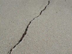 Surveiller les fissures et déformations dans les zones peu accessibles de la maison