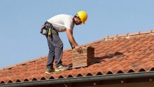 Prix des tuiles au m² en 2026 : terre cuite, béton, ardoise et pose