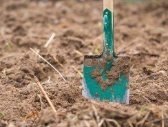 Quel outil utiliser pour retourner la terre ?