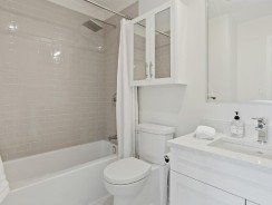 Rénover une salle de bain en optant pour un rangement malin et design à la fois