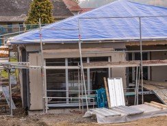 Travaux de rénovation : comment choisir une bâche de toiture résistante ?