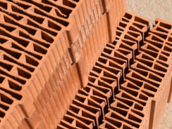 Brique rouge creuse prix : guide complet 2024