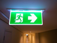 Éclairage de sécurité dans les ERP : que dit la réglementation sur l’installation des BAES ?