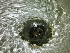 À quelle hauteur installer les évacuations d&rsquo;un lavabo ?