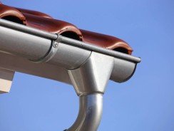 Refaire votre toiture : quelle gouttière métallique choisir ?