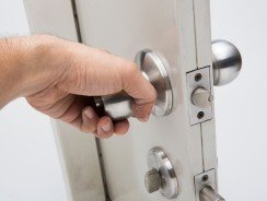 Guide complet pour résoudre le problème d&rsquo;une porte qui ne se ferme plus