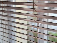 Les différents types de stores intérieurs : focus sur les stores bateau et vénitien