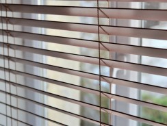 Découvrir les avantages du store vénitien pour votre intérieur
